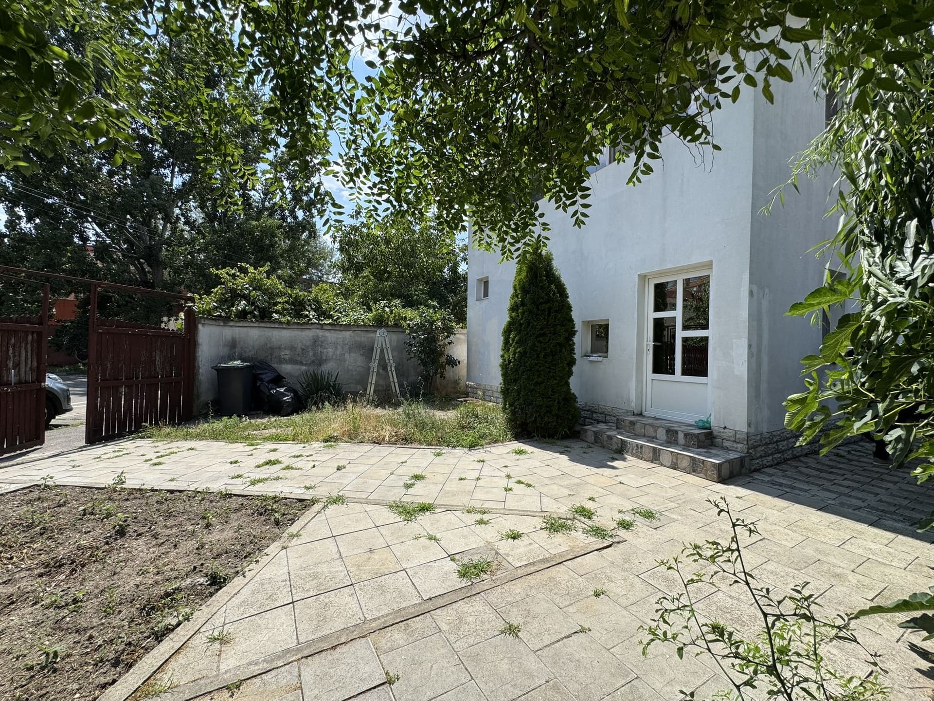 Casa cu 7 camere de vanzare in zona *Regie-Belvedere* — fotografia 1 din 60