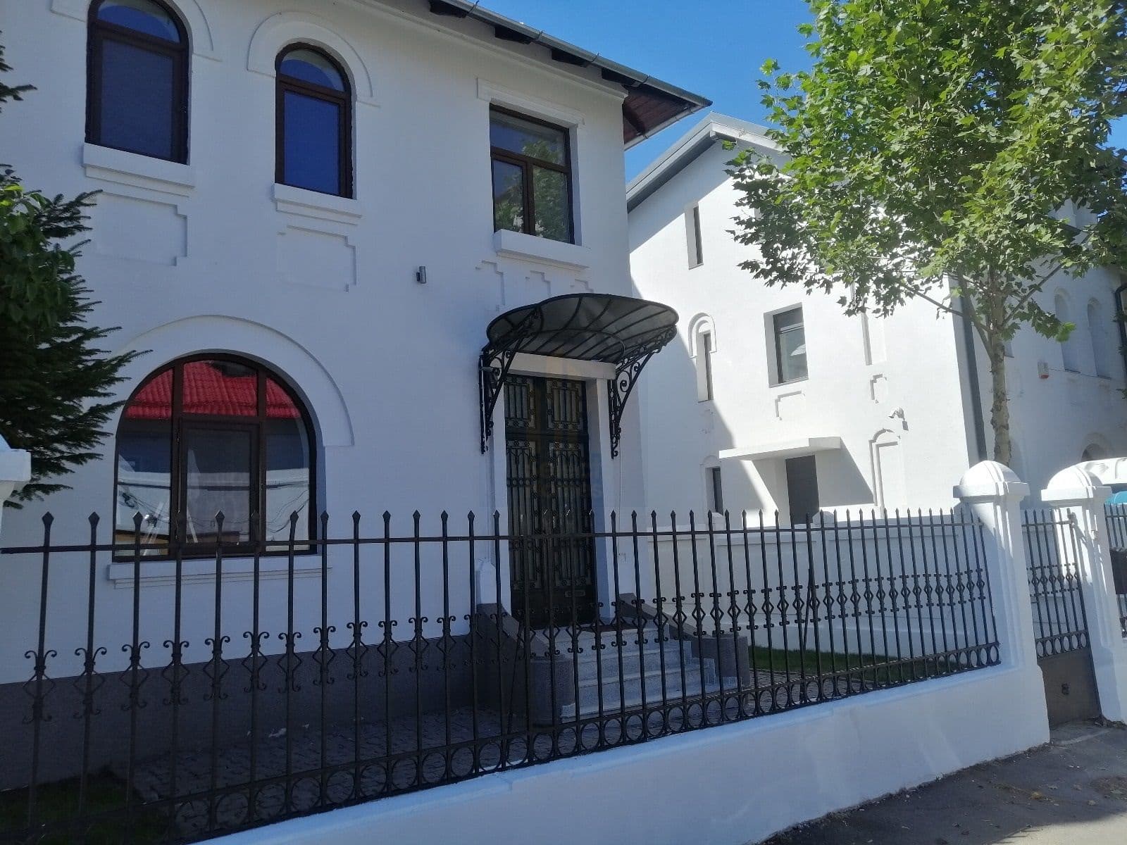 Vila renovata cu 8 camere si curte proprie de inchiriat *Aviatorilor*