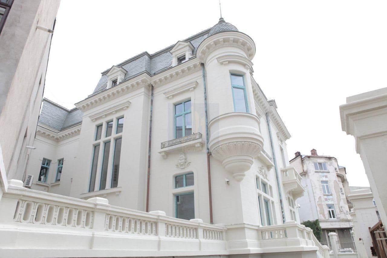 Vila istorica de vanzare in zona *Unirii* | 21 camere | curte, garaj — fotografia 1 din 60